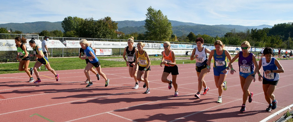 Pista di atletica con tartan, durante una gara di campionato regionale