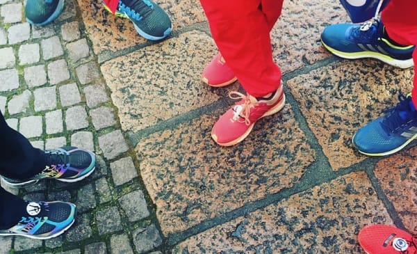 Scarpe da corsa pronte per un nuovo allenamento dopo l'influenza